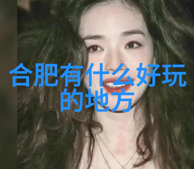 翠绿山谷中的金色神秘黄果树瀑布的绚烂盛宴