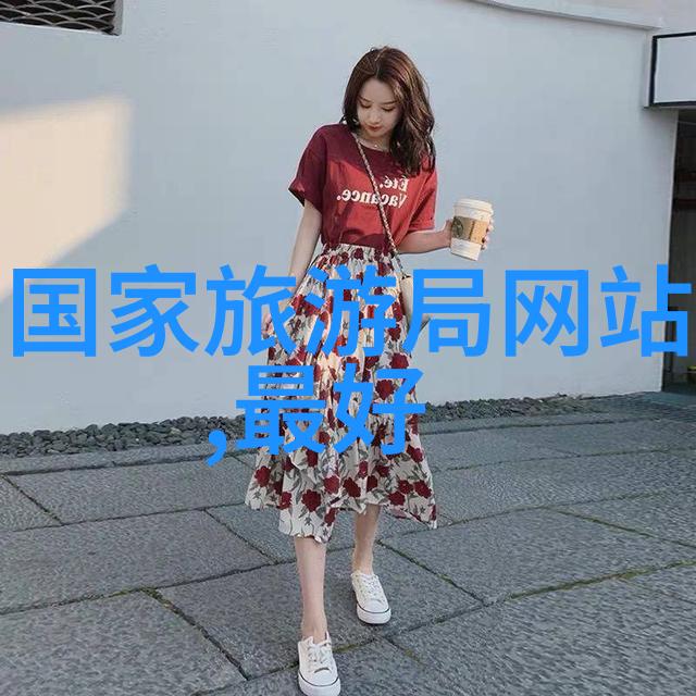 少女们的欢笑声在游乐场回荡滑梯上孩子们纷纷跃起仿佛整个世界都在向着下方的自由呼唤然而当你触碰滑梯的顶